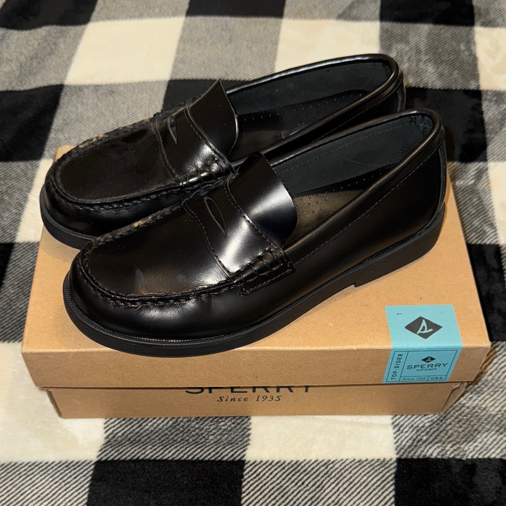 New Boy’s Sperry Classic Black Colton Loafers Size 5